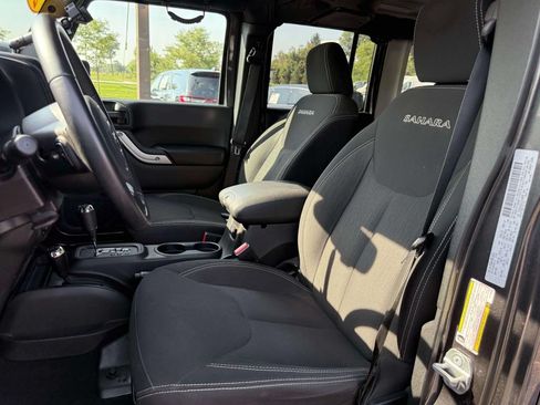 Used 2018 Jeep Wrangler Unlimited Sahara w/ Connectivity Group AWD/4WD image 15