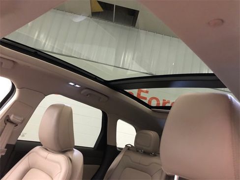 Used 2022 Lincoln Corsair AWD w/ Premium Package image 27