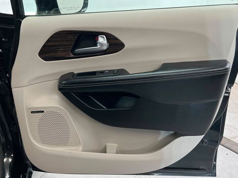 Used 2022 Chrysler Pacifica Limited image 23