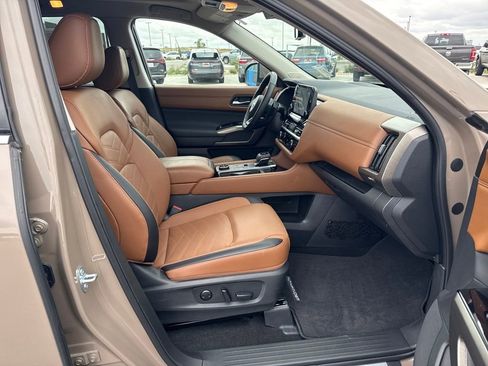 Used 2025 Nissan Pathfinder Platinum image 38