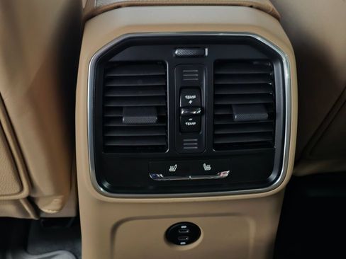 Certified 2025 Porsche Macan AWD/4WD image 19