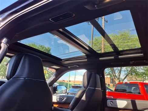 Used 2019 Lincoln Navigator Reserve image 17