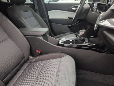 Used 2025 Chevrolet Trax LT w/ LT Convenience Package FWD image 32