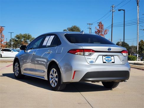 Used 2025 Toyota Corolla LE image 4