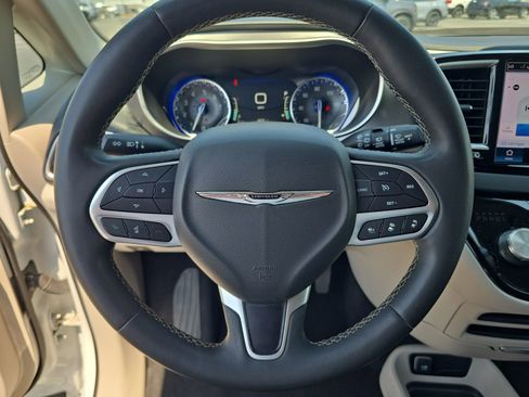 Used 2023 Chrysler Pacifica Touring-L image 25