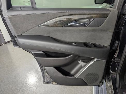 Used 2019 Cadillac Escalade Platinum image 11