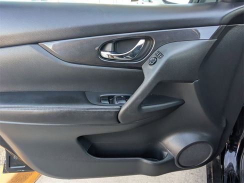 Used 2018 Nissan Rogue SV image 27