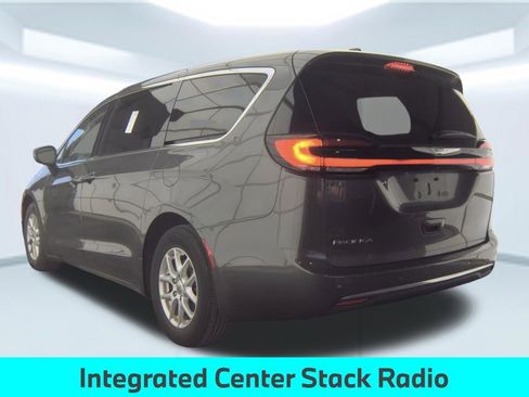 Used 2023 Chrysler Pacifica Touring-L FWD image 4
