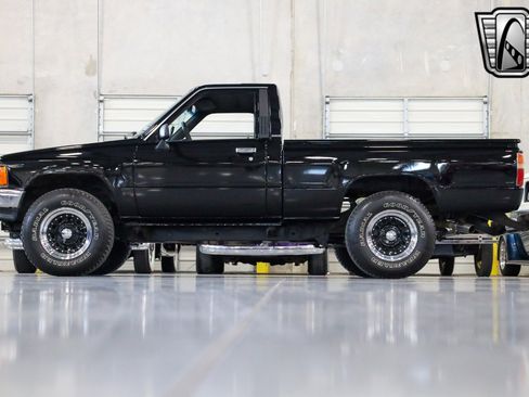 Used 1987 Toyota Pickup 2WD Regular Cab image 3