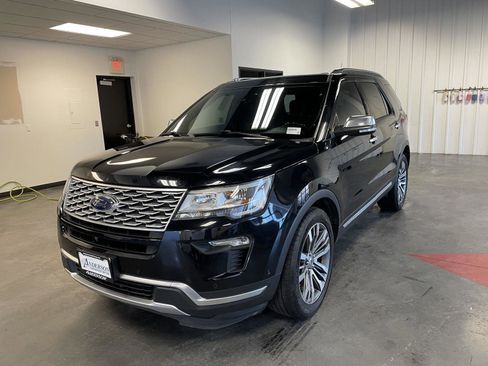 Used 2019 Ford Explorer Platinum image 2