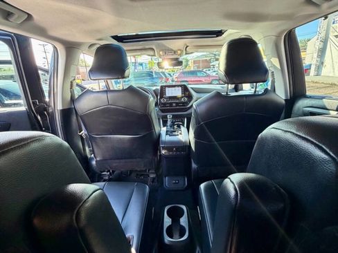 Used 2021 Toyota Highlander XLE AWD/4WD image 8