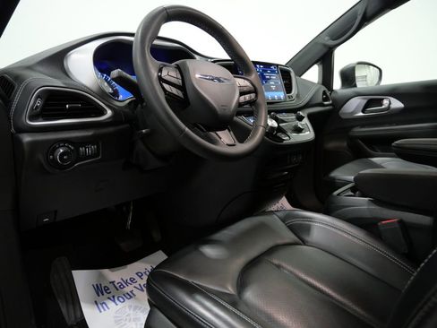 Used 2023 Chrysler Pacifica Touring-L w/ S Appearance Package FWD image 11
