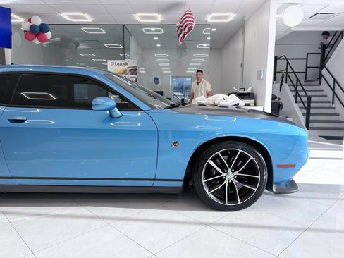Used 2016 Dodge Challenger R/T Scat Pack w/ Leather Interior Group RWD image 9