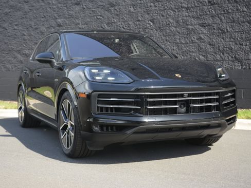 Certified 2025 Porsche Cayenne S AWD/4WD image 9