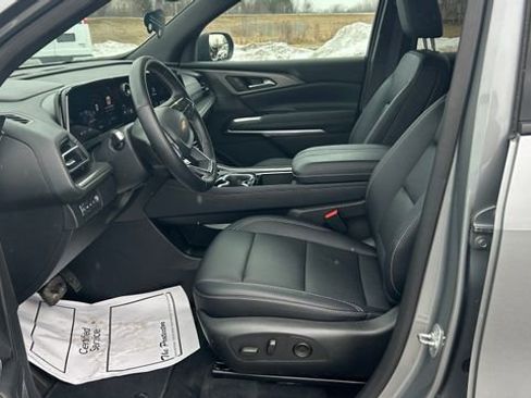 Used 2025 Chevrolet Traverse LT image 14