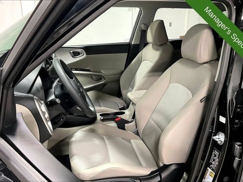 Used 2025 Kia Soul LX w/ LX Technology Package FWD image 30