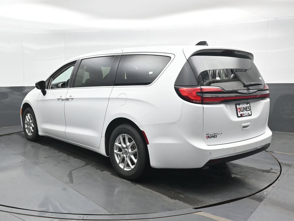 Used 2024 Chrysler Pacifica Touring-L FWD image 10