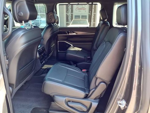 Used 2023 Jeep Wagoneer Series III w/ Premium Group I AWD/4WD image 15