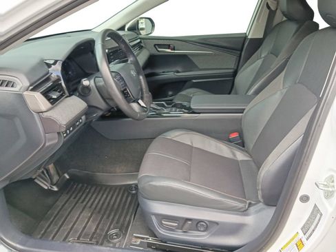 Used 2025 Toyota Camry XLE FWD image 19