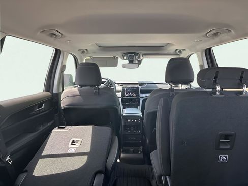 Used 2024 Jeep Grand Cherokee L Laredo image 12