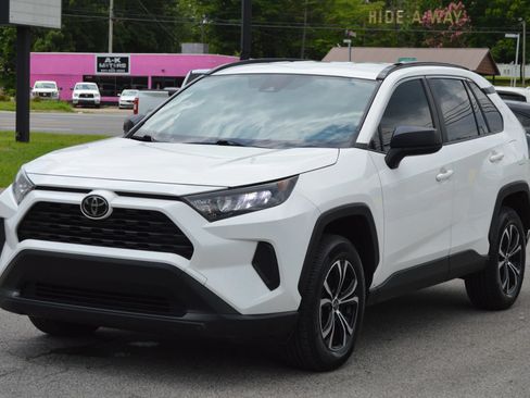Used 2020 Toyota RAV4 LE FWD image 1