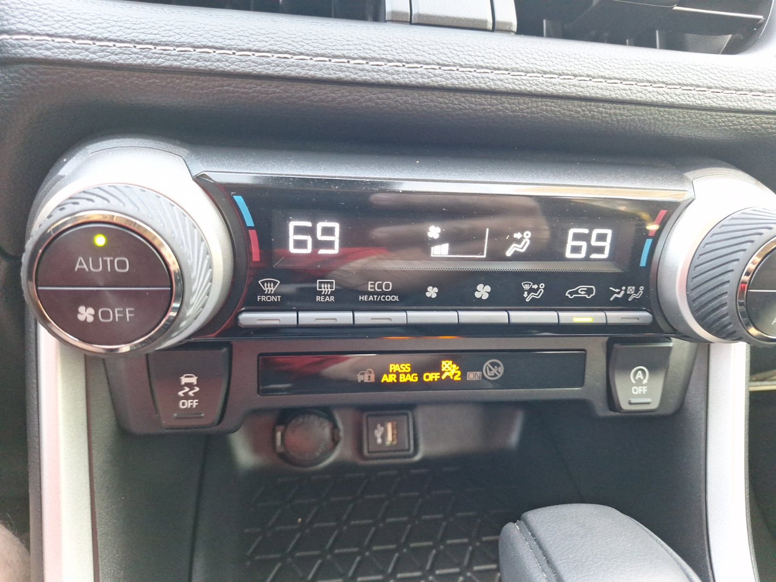 Used 2024 Toyota RAV4 XLE w/ Convenience Package FWD image 26