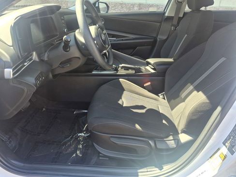 Used 2025 Hyundai Elantra SE w/ Cargo Package image 11