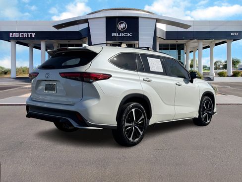 Used 2021 Toyota Highlander XSE image 3