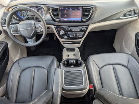 Used 2024 Chrysler Pacifica Touring-L FWD image 5