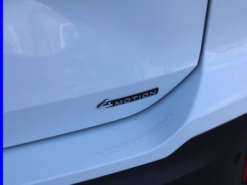 Used 2025 Volkswagen Tiguan SE w/ Panoramic Sunroof Package image 8