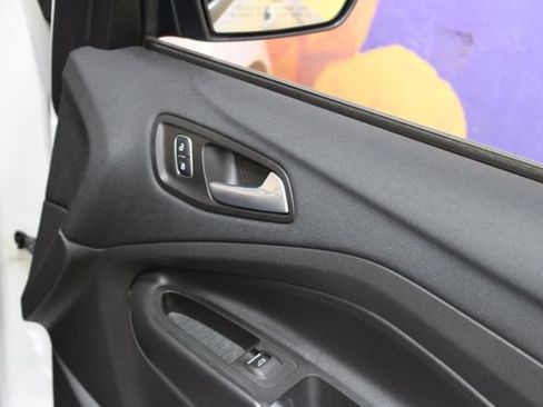 Used 2017 Ford Escape SE w/ Equipment Group 201A FWD image 11