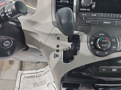 Used 2014 Toyota Sienna LE image 22