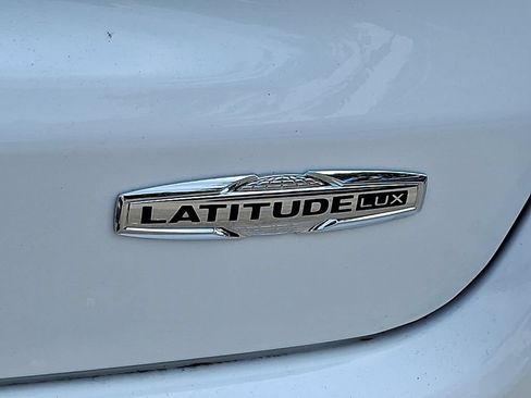 Certified 2023 Jeep Compass Latitude w/ Sun and Sound Group AWD/4WD image 29