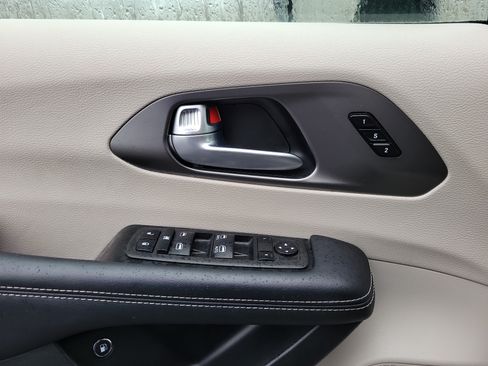 Used 2023 Chrysler Pacifica Touring-L FWD image 17