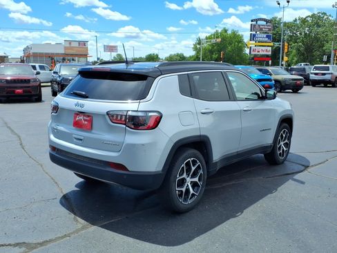 Used 2024 Jeep Compass Limited AWD/4WD image 4