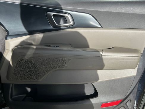 Used 2025 Kia Carnival image 25