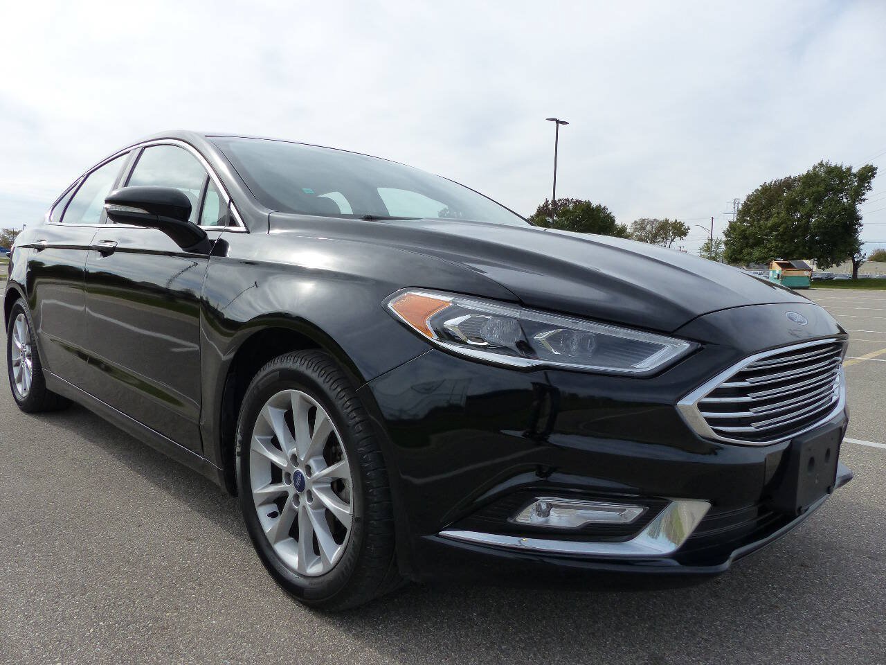 Used 2017 Ford Fusion SE w/ Fusion SE Technology Package FWD image 11