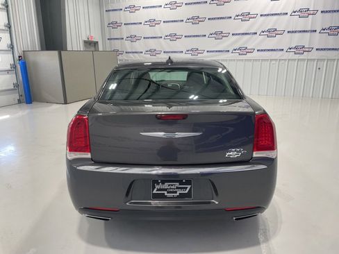 Used 2017 Chrysler 300 C image 9