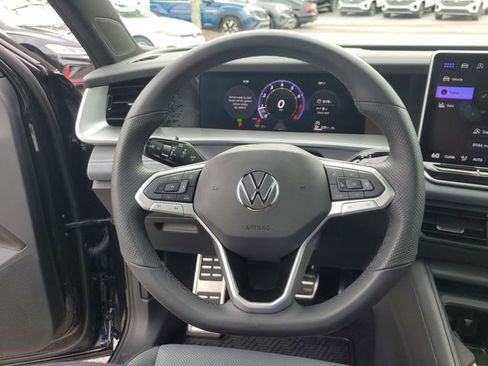 Used 2025 Volkswagen Tiguan SE R-Line AWD/4WD image 25