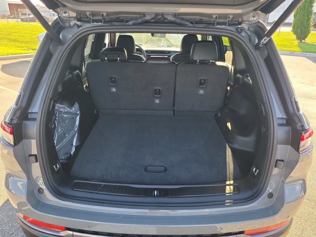 New 2027 Jeep Grand Cherokee Altitude AWD/4WD image 9