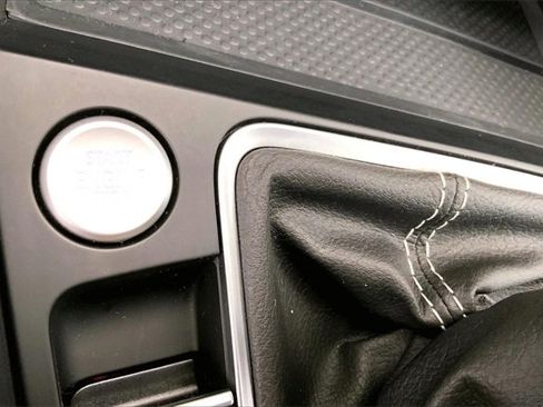 Used 2025 Volkswagen Jetta SE image 32