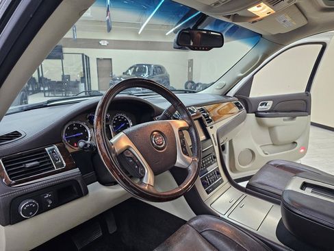 Used 2013 Cadillac Escalade ESV Platinum RWD image 19