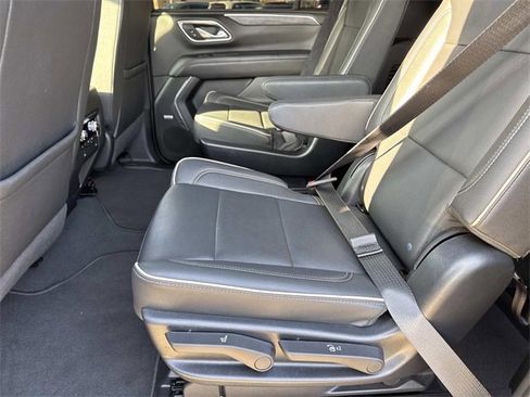 Used 2023 GMC Yukon XL SLT w/ SLT Premium Package image 16