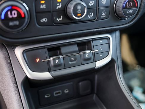 Used 2023 GMC Terrain SLE w/ Driver Convenience Package image 23