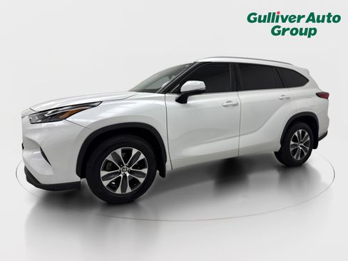 Used 2023 Toyota Highlander XLE AWD/4WD image 2