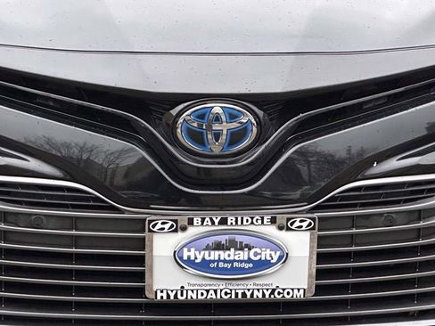 Used 2018 Toyota Camry XLE image 12