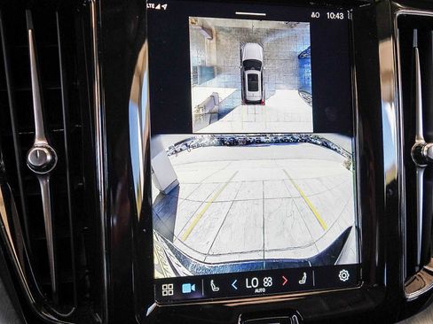 Used 2025 Volvo XC60 B5 Plus image 26