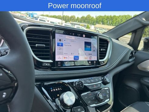Used 2025 Chrysler Pacifica Limited w/ Uconnect Theater Family Group FWD image 10
