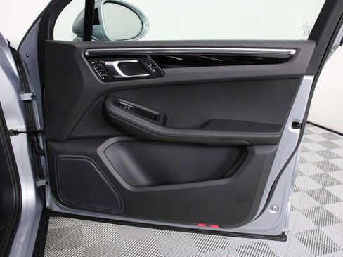 Certified 2025 Porsche Macan image 23