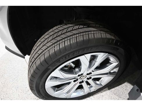 Used 2024 Toyota Sienna Platinum FWD image 11
